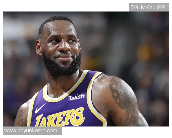 詹姆斯：从篮球场上的传奇到生活中的榜样，激励无数年轻人追梦之路