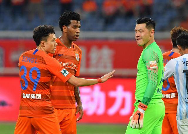 中超复赛球员伙食曝光这标准甩NBA几条街各种佳肴看着流口水(图1)