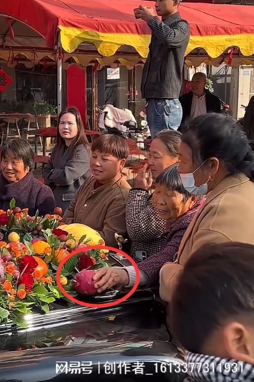 现在的婚礼花车太别致直接成了水果拼盘大妈蜂拥而上一抢而空(图1)
