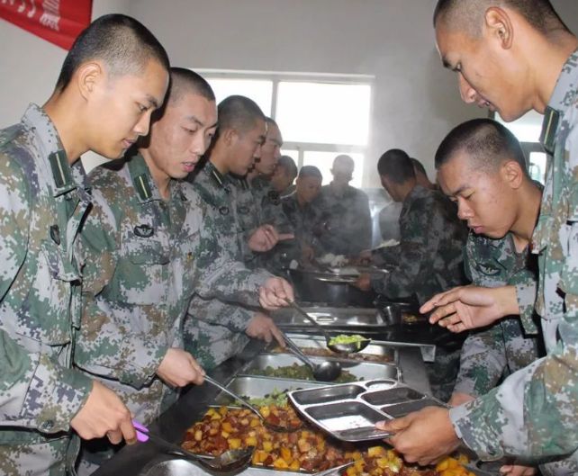 我国军队餐费一天最高39顿顿大鱼大肉！为啥隔壁一顿几十吃饲料(图3)