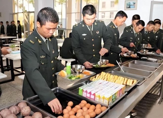 我国军队餐费一天最高39顿顿大鱼大肉！为啥隔壁一顿几十吃饲料(图4)