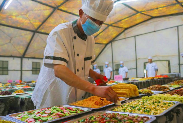 我国军队餐费一天最高39顿顿大鱼大肉！为啥隔壁一顿几十吃饲料(图2)