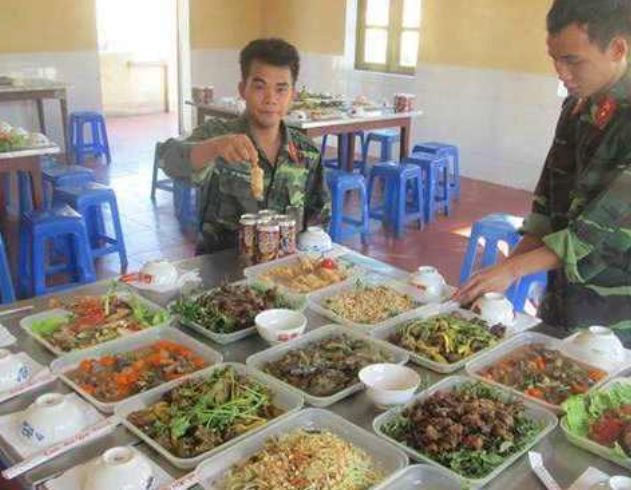 我国军队餐费一天最高39顿顿大鱼大肉！为啥隔壁一顿几十吃饲料(图5)