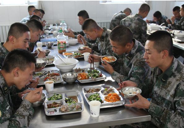 我国军队餐费一天最高39顿顿大鱼大肉！为啥隔壁一顿几十吃饲料(图6)