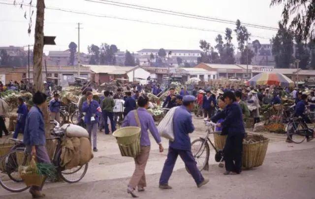 老照片：80年代的菜市场带你去逛记忆中的美食聚集地(图9)