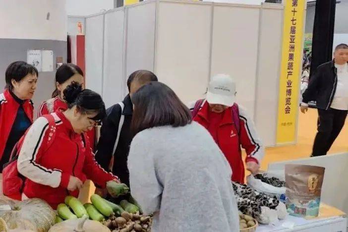 龙泉生态果蔬在亚洲果蔬产业博览会上大受欢迎(图2)