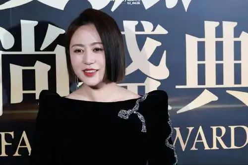 北京这一夜柳岩的胸张雨绮的腿都败给了41岁的蒋欣！(图21)